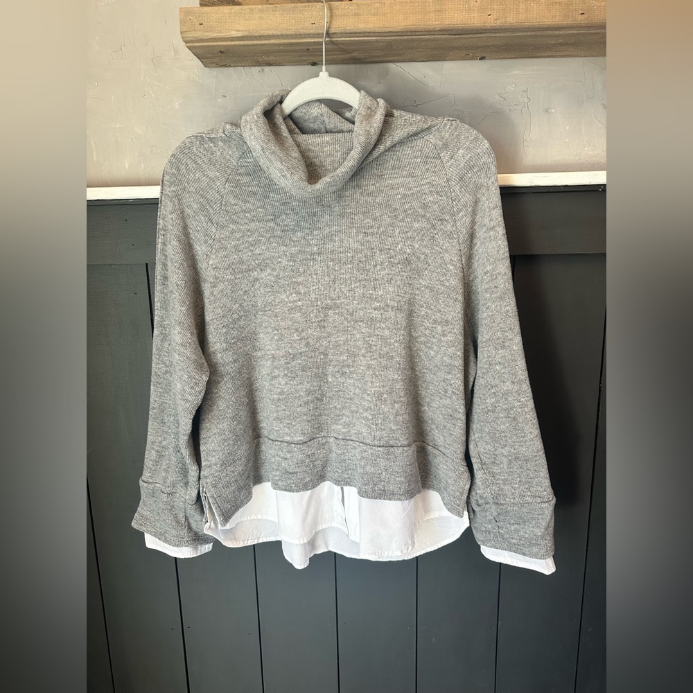 Leela & Lavender Boutique Brand White Layered Gray Knit Sweater Top sz M‎